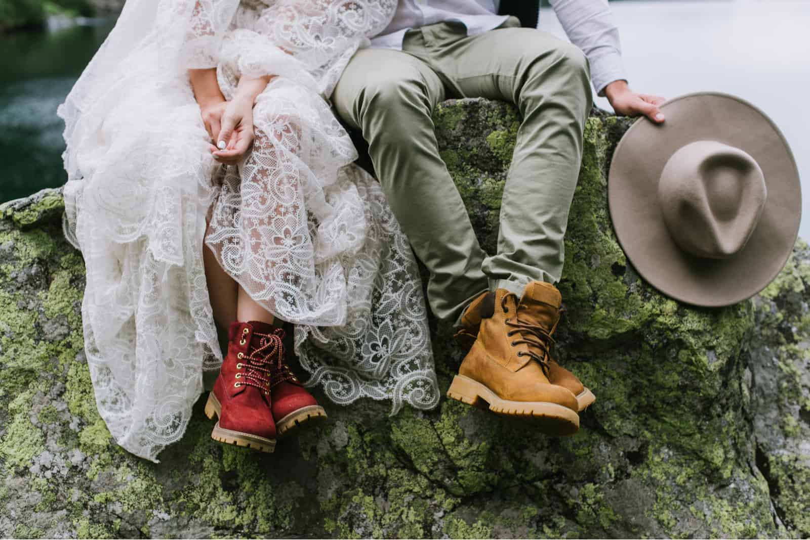 Braut und Bräutigam mit Stiefeln