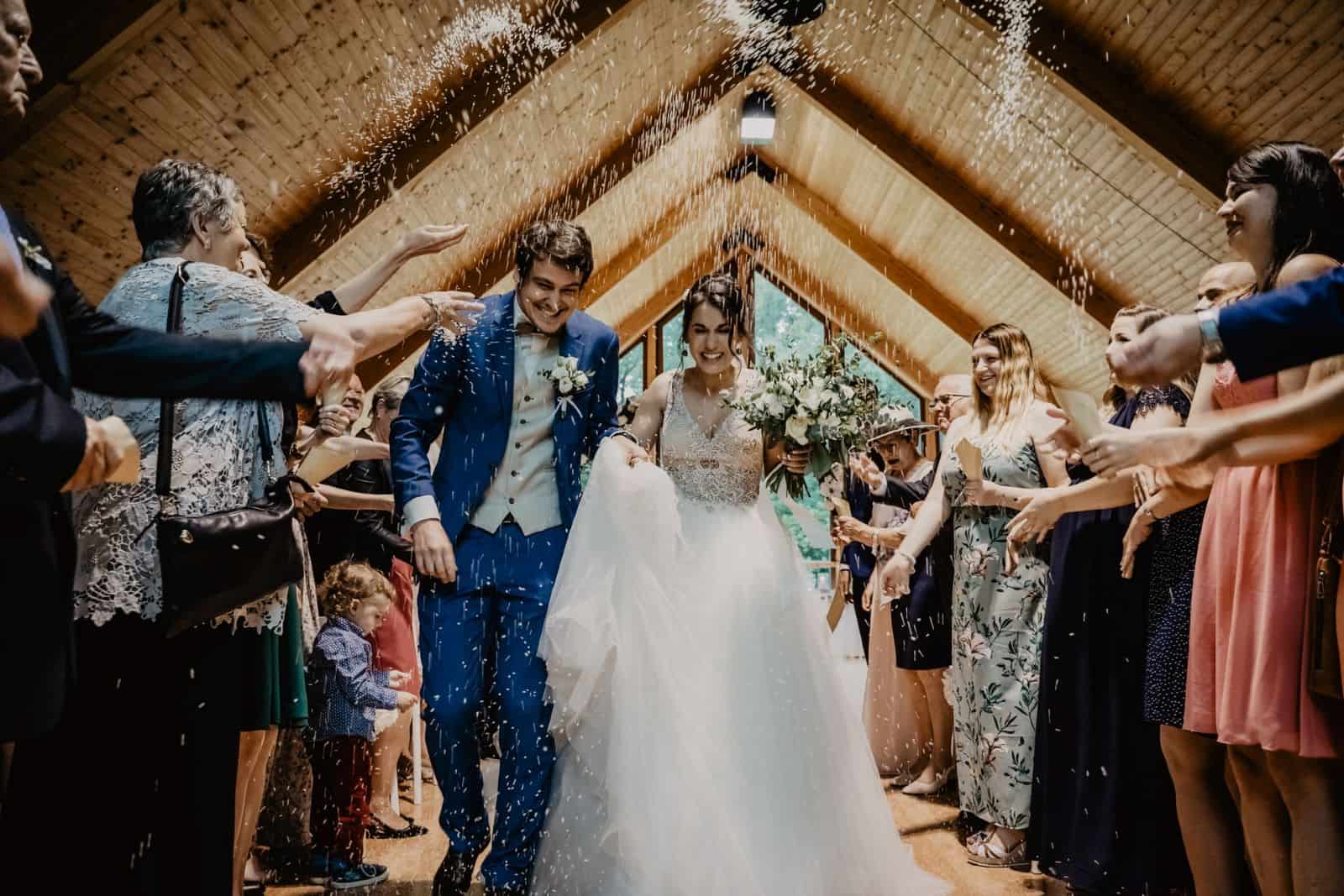 Braut und Bräutigam von den Gästen begrüßt