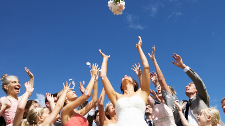 Brautstraußwerfen –  das Glück mit anderen teilen