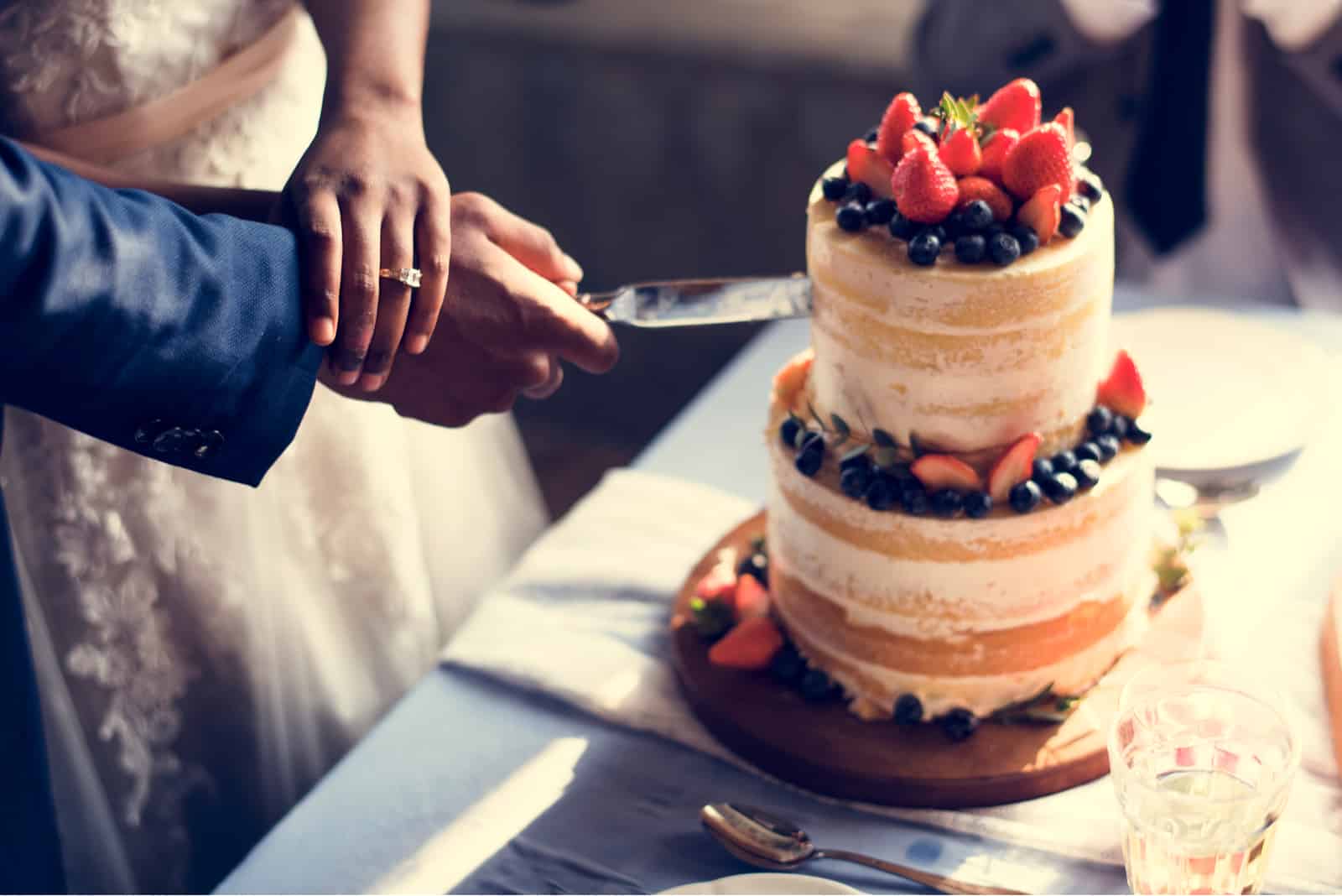 Hochzeitspaar schneidet Kuchen