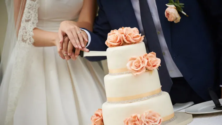 Hochzeitstorte anschneiden: Alles Wissenswerte über diesen süßen Brauch!