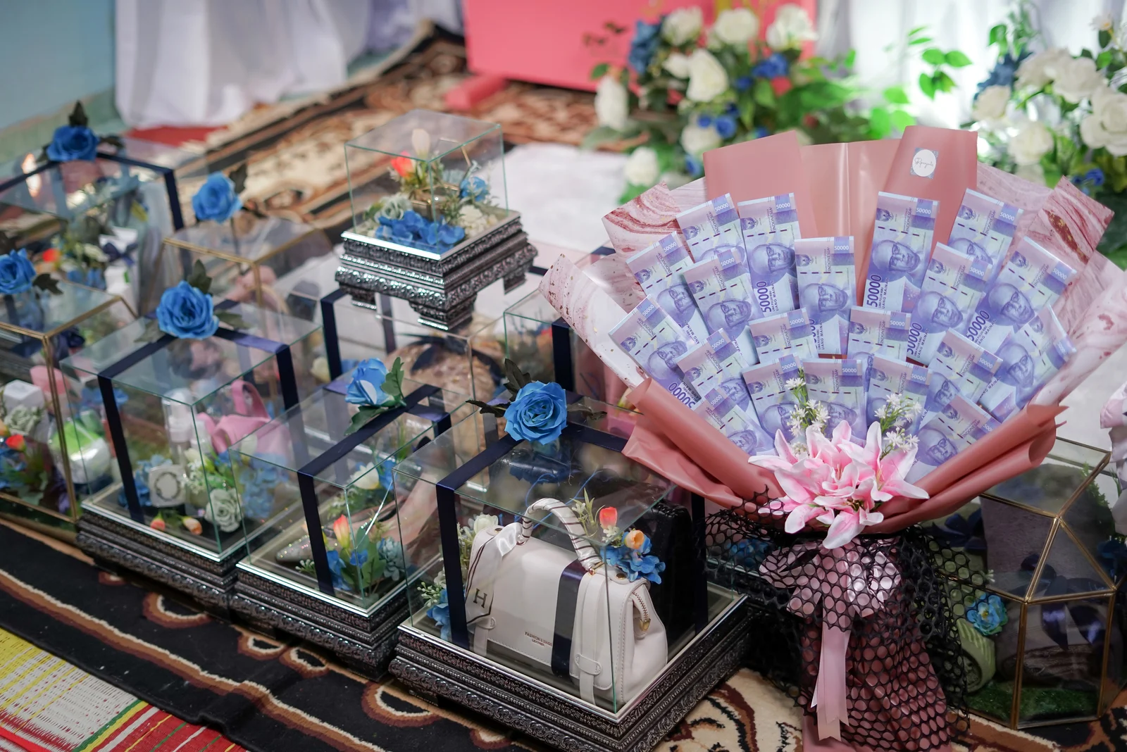 Blumensträuße aus Geld und vielen Geschenken