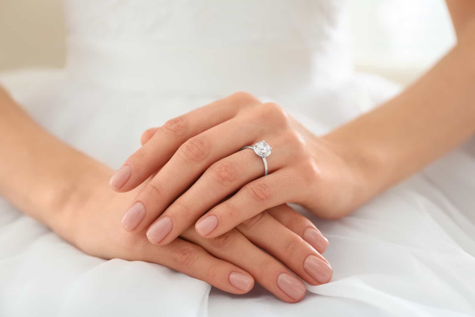 Braut mit Verlobungsring an der Hand