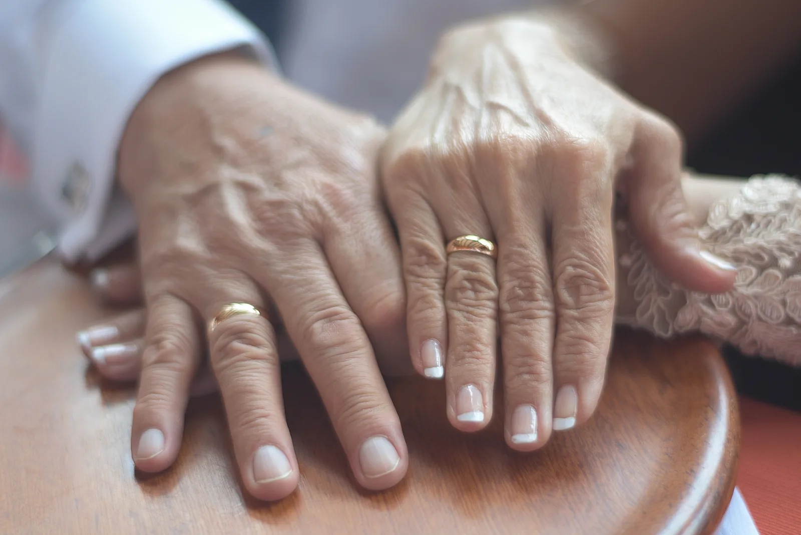 Hände mit Ehering eines älteren Paares