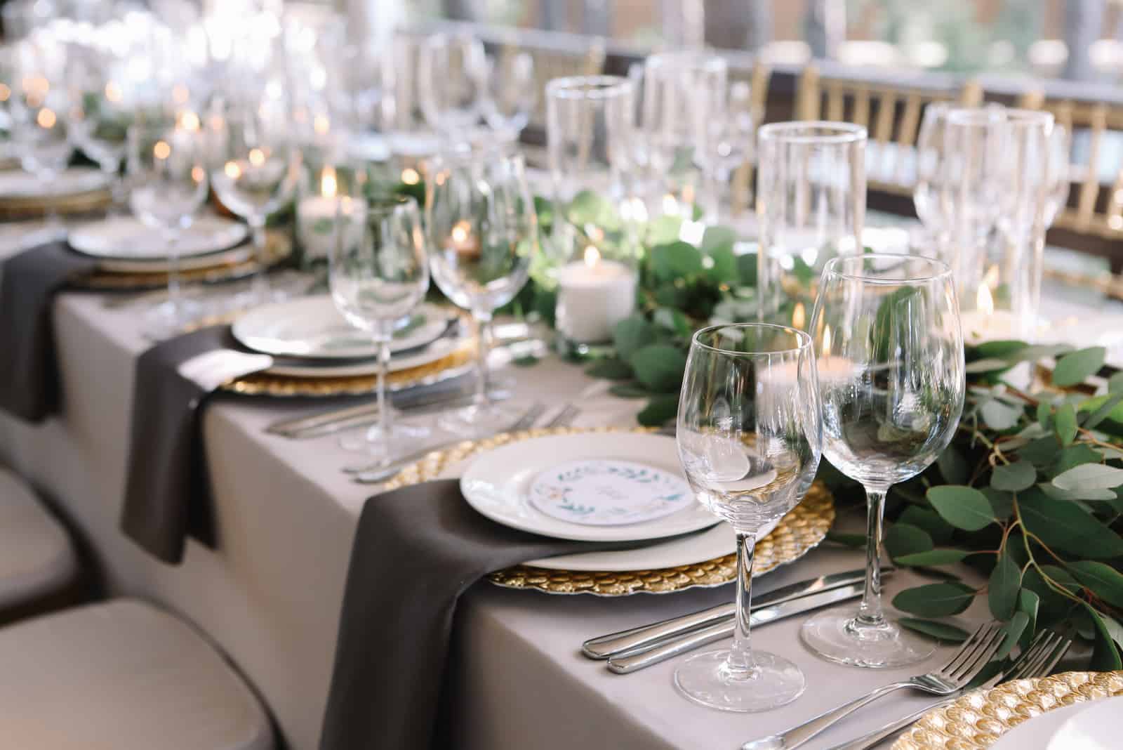 Hochzeit Tischsets mit dunkelgrauen und goldenen Details
