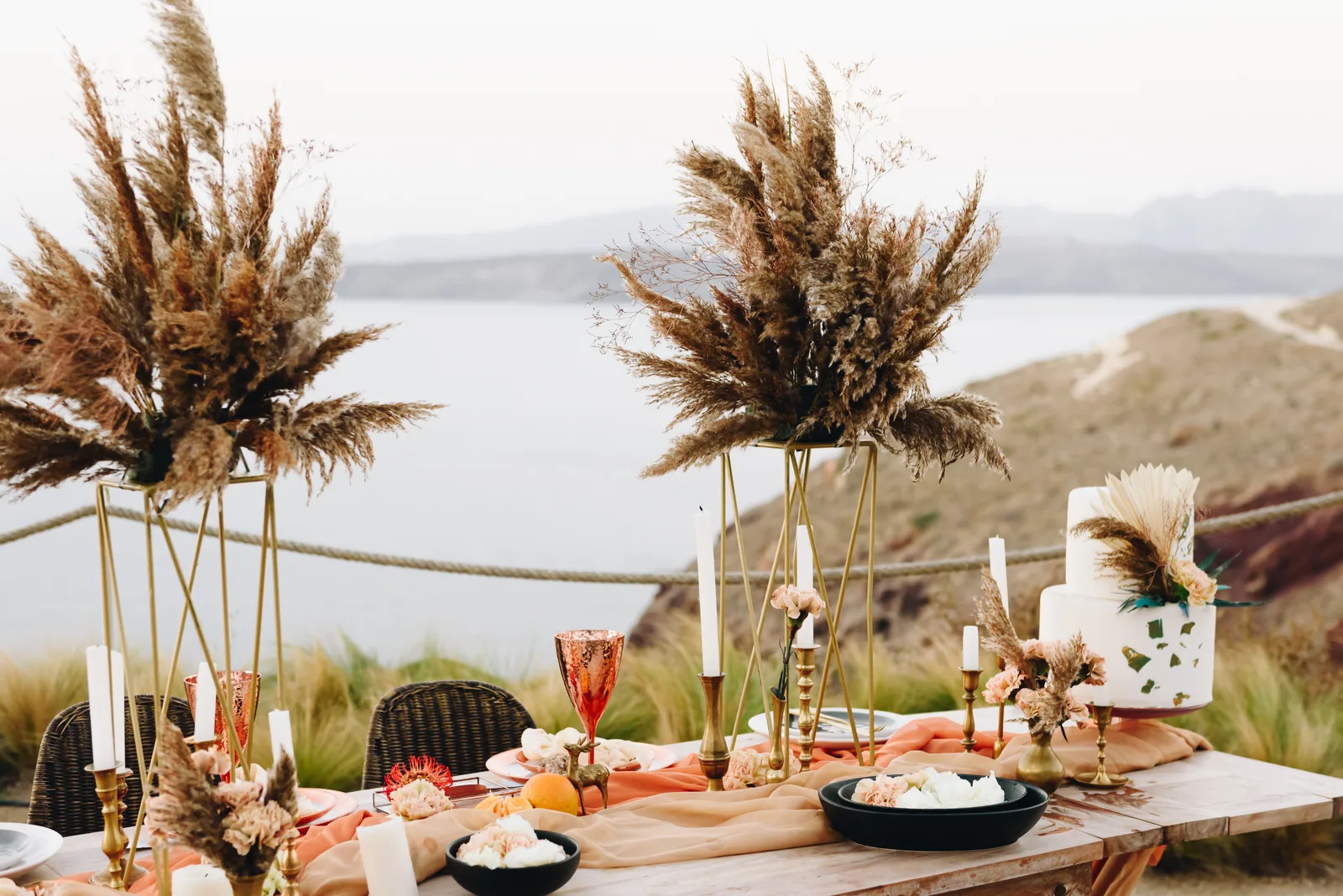 Hochzeitstisch auf der Terrasse am Meer