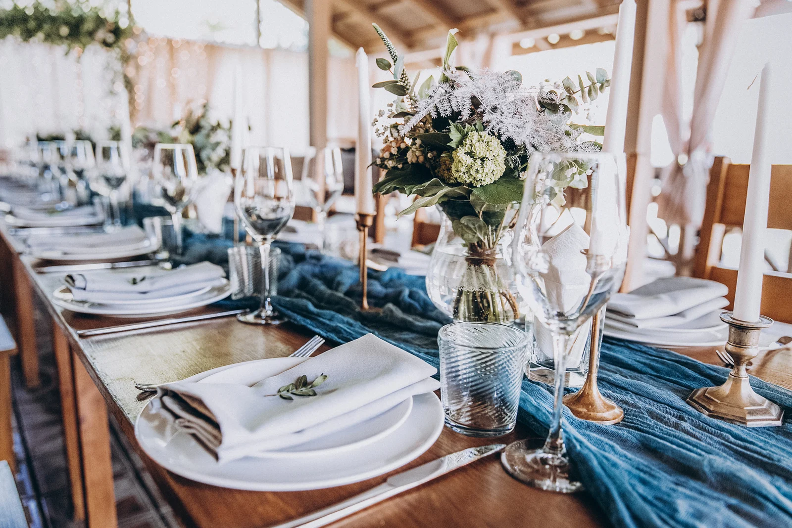 Hochzeitstisch mit blauen Details