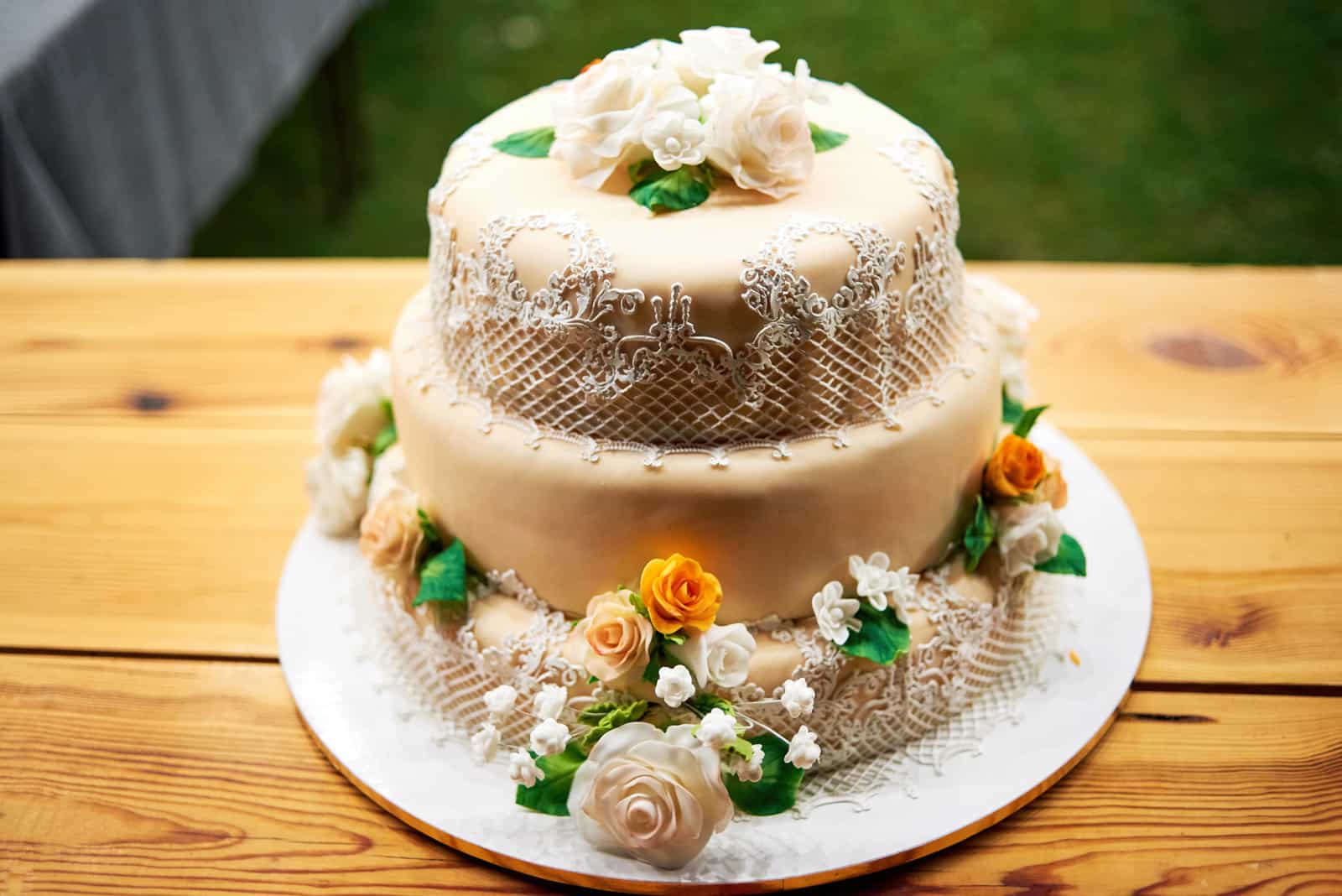 Kuchen mit grünen, weißen und gelben Details