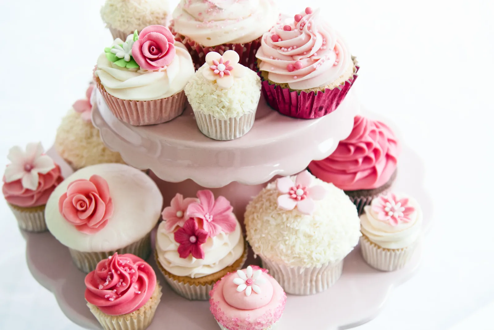 Muffins mit rosa und weißem Zuckerguss verziert