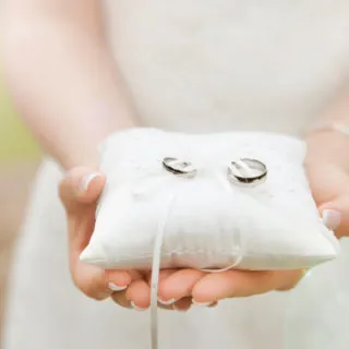 Frau mit Kissenringen