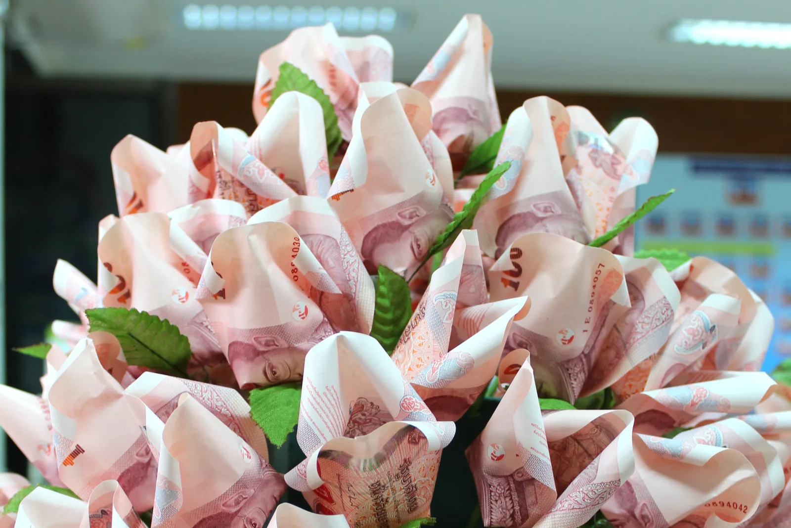 Strauß rosa Geldscheine zu Blumen gefaltet