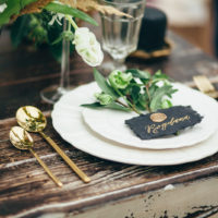 Hochzeitstafel mit schwarzen und goldenen Details