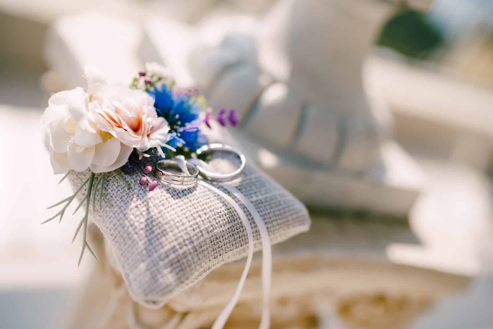 Schicke Ringkissen: ein unverzichtbares Accessoire für deinen Hochzeitstag
