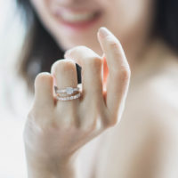 Frauenhand mit Ehe- und Verlobungsring