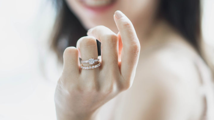 Verlobungsring mit Ehering verbinden: zwei Ringe, unbegrenzte Möglichkeiten