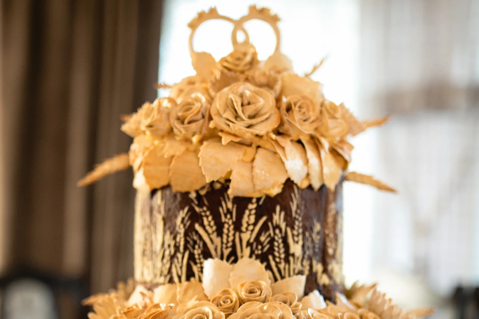 bwown Hochzeitstorte verziert mit goldenen Details