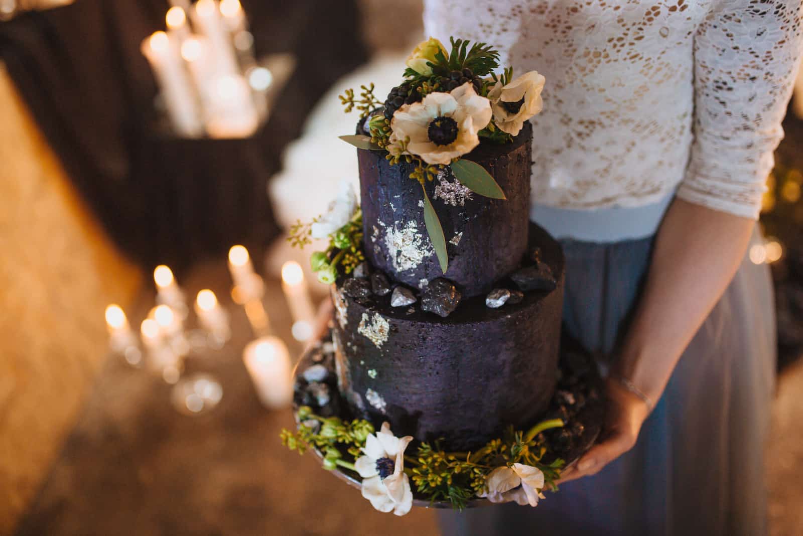 dunkelblaue Hochzeitstorte verziert mit Sonnenblumen