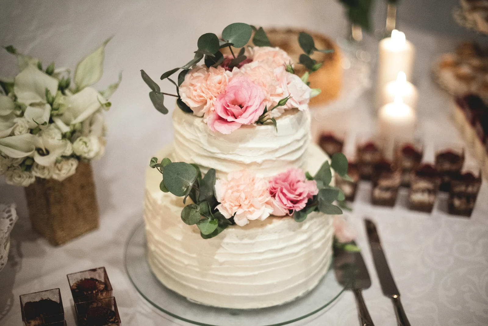 großer weißer Kuchen mit rosa Blüten