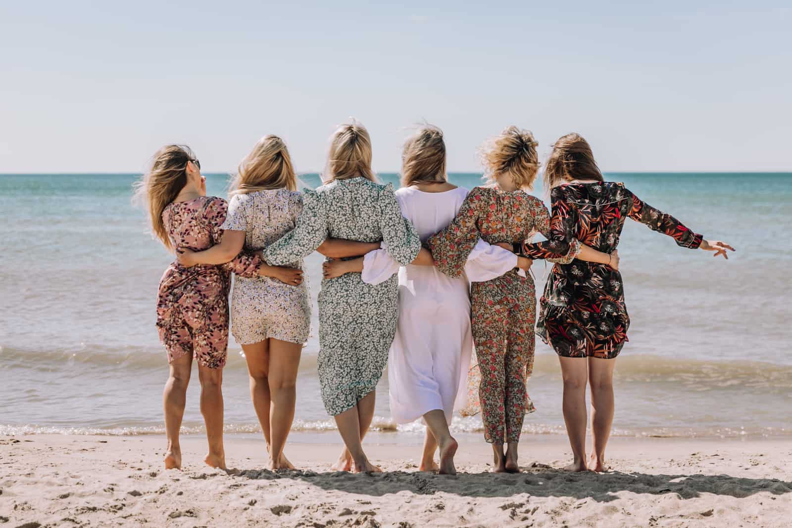 sechs Frauen stehen am Strand