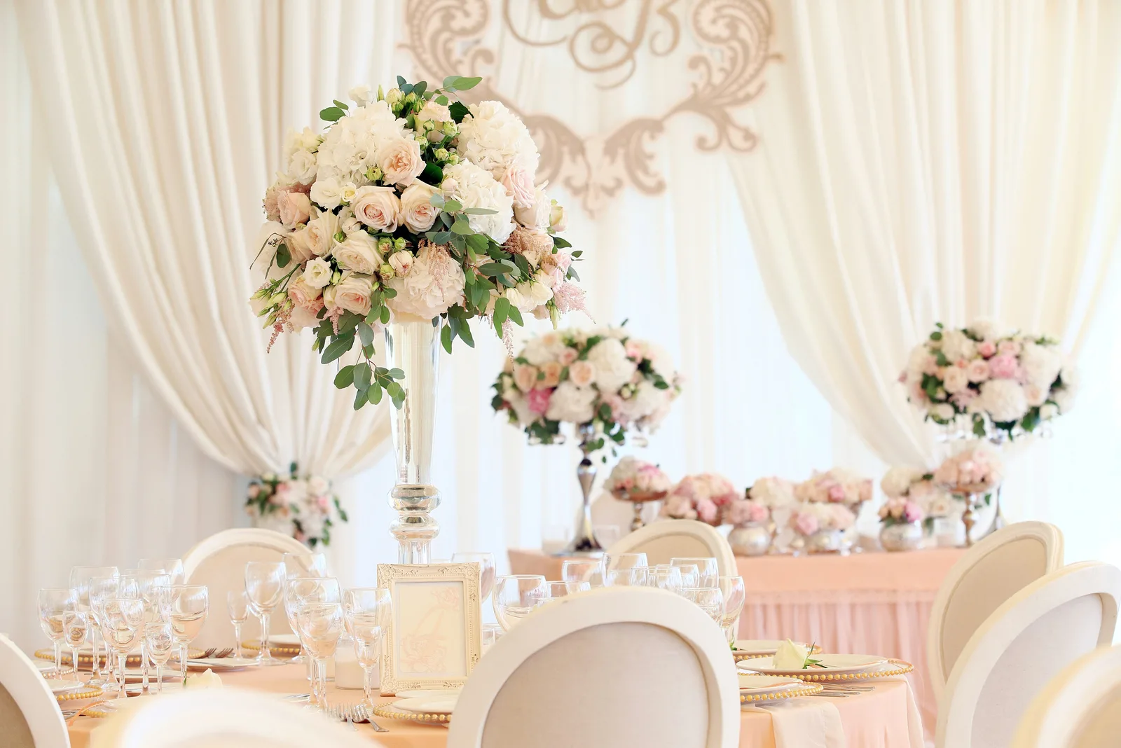 weiß-rosa Hochzeitstafel mit großem Mittelstück