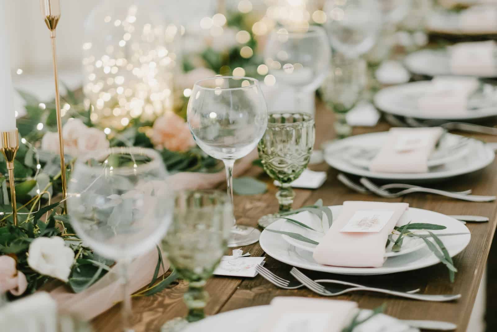 weiße Hochzeit Tischsets mit weißen Details und Blumen